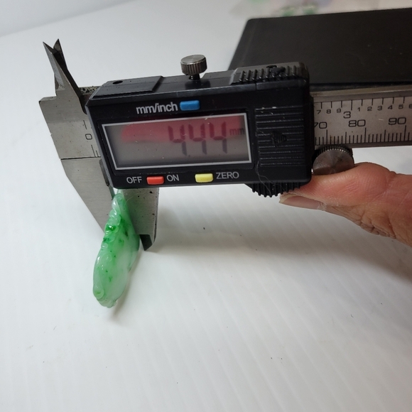 natural green white jade carved pea beanstalk shaped pendant for necklace charm - Picture 9 of 10